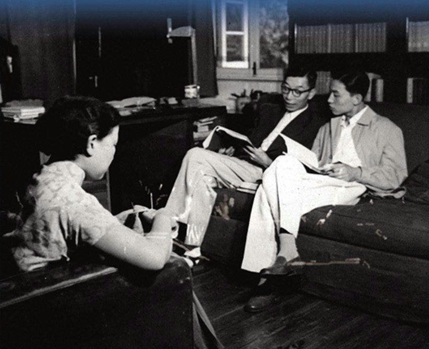 傅雷夫妇与傅聪在家中