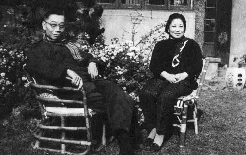 傅雷，朱梅馥夫妇在寓所花园