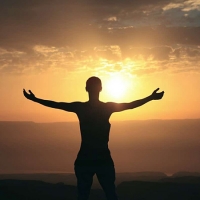 只有张开双手才能拥抱未来