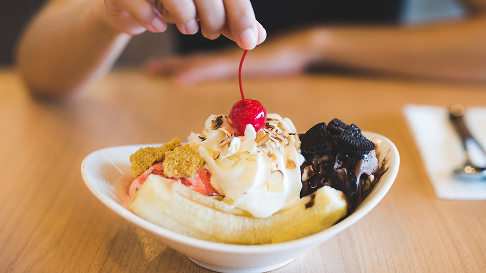 英语习语:Put a cherry on one’s sundae